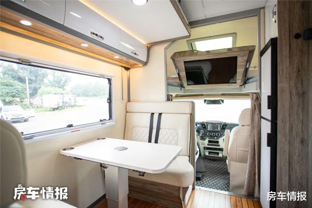 房车里的独立厨房真爽!爆炒不怕油烟,10度电空调尽情开还能冲澡