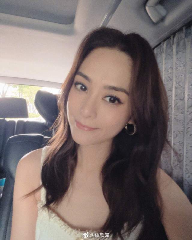 阿娇|钟欣潼机场裸妆大方示素顏皮肤白里透红 网点赞还是心中那个女神