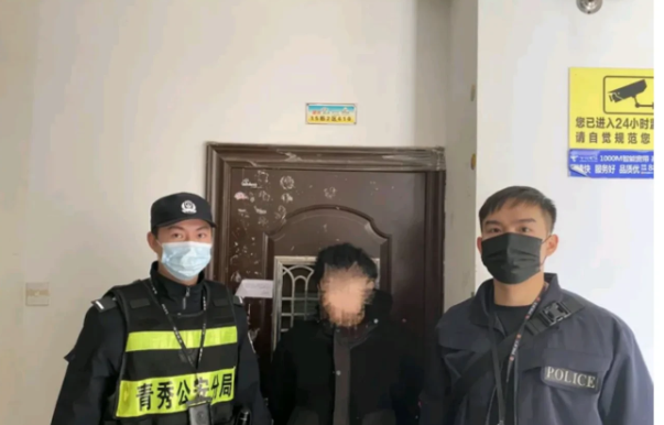 广西南宁,几名男子在酒吧喝完酒后,觉得不够尽兴,又转至夜市餐厅继续喝