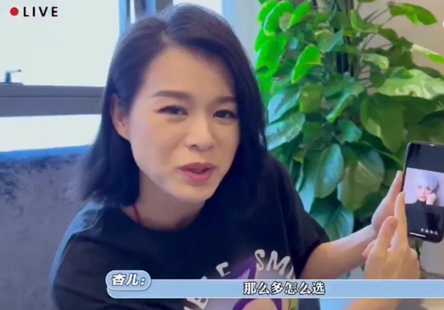 胡杏儿 胡杏儿为节目剪短发,老公用心给意见,三个儿子都说妈妈新发型靓