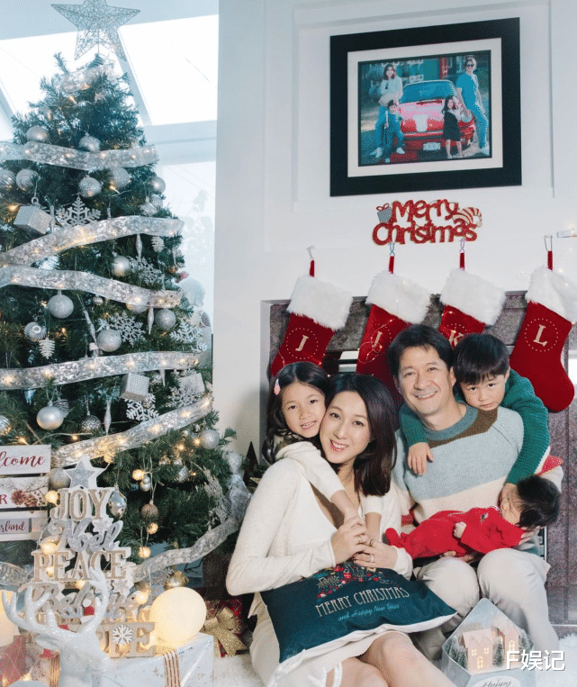 钟嘉欣|钟嘉欣圣诞节首晒一家五口温馨全家福 抱着小女儿秀好身材