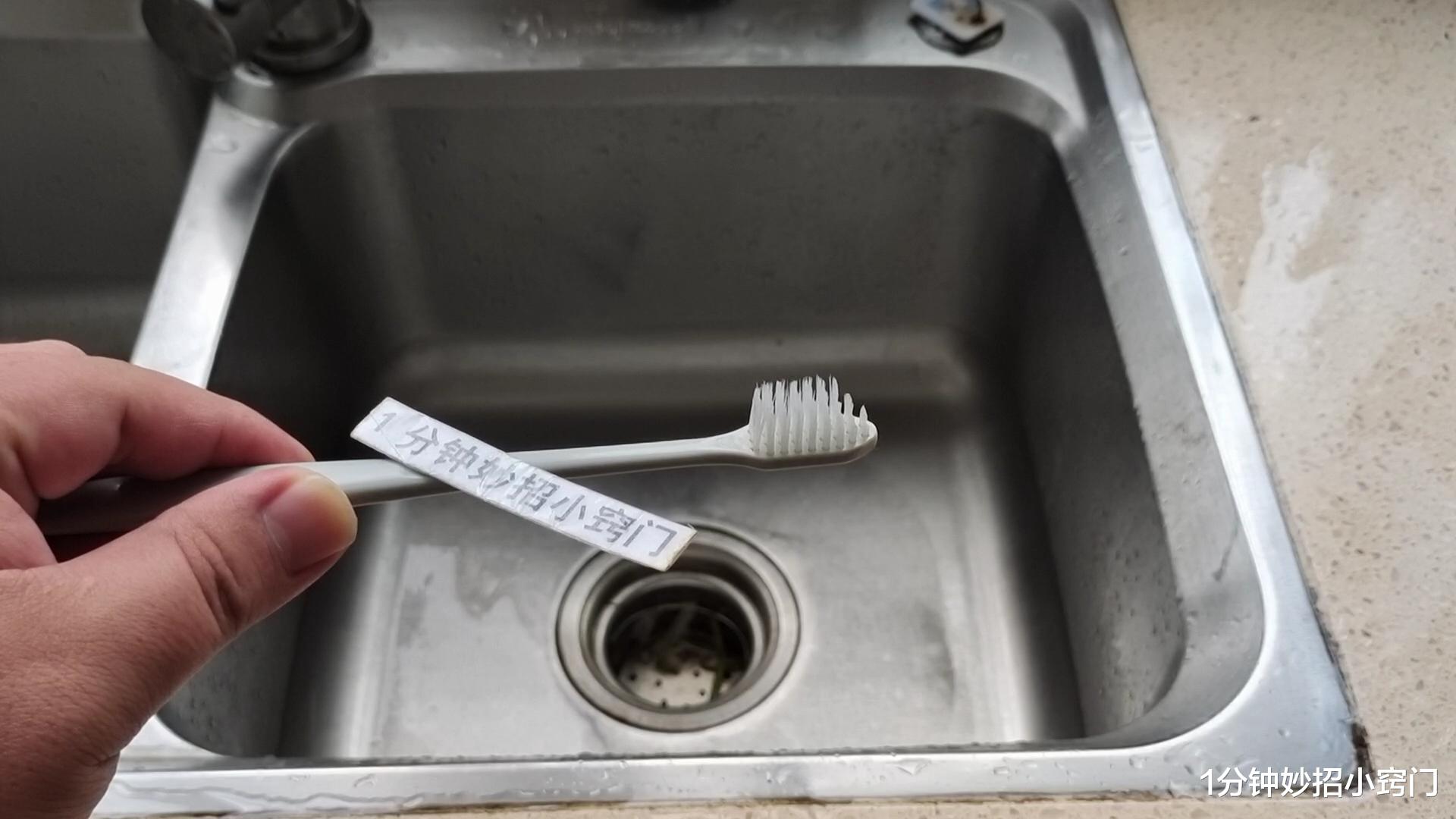 把牙刷毛剪掉一半，放在厨房里，全家人都抢着用，真的太聪明了