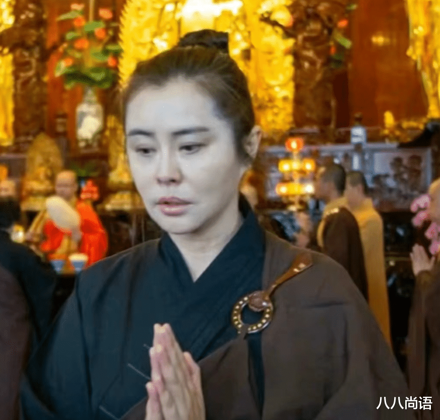 发型 55岁王祖贤罕见换发型，一头乌黑秀发挽起发髻，不穿女装气质大变