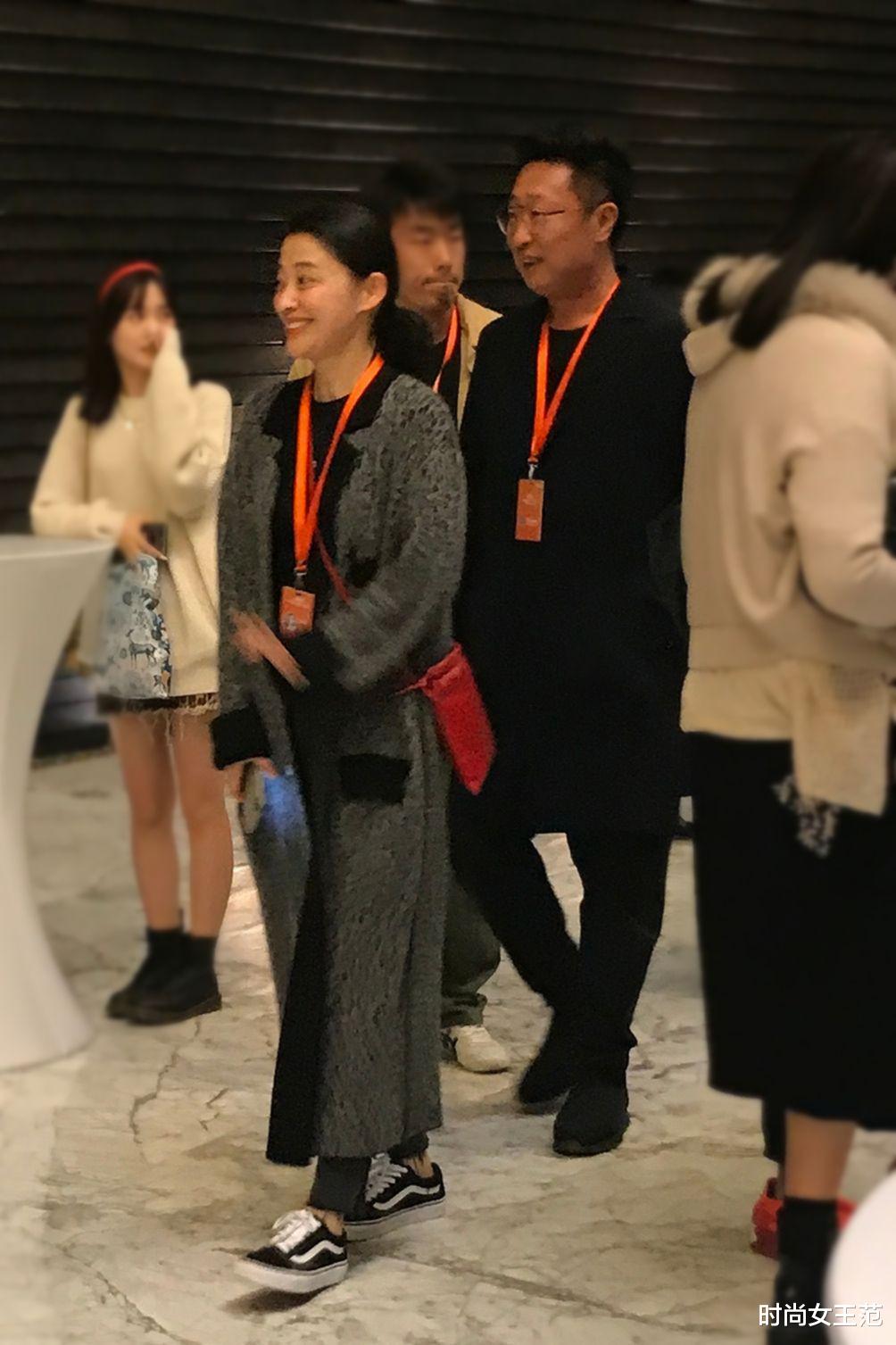 梅婷|梅婷跟海报合影笑的像个孩子！没有整容很漂亮，在街头大方摆拍！