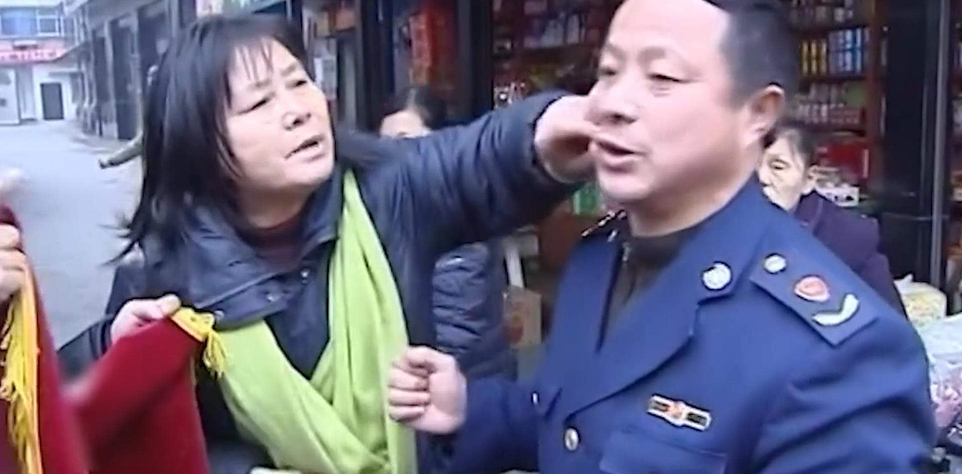 八旬老人再婚遭儿子反对,拿起竹竿打儿子脑袋,儿媳:你不配做人