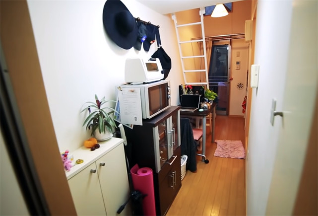 90后姑娘住进日本8㎡“缝隙房”，吃饭坐地上，睡觉爬梯子