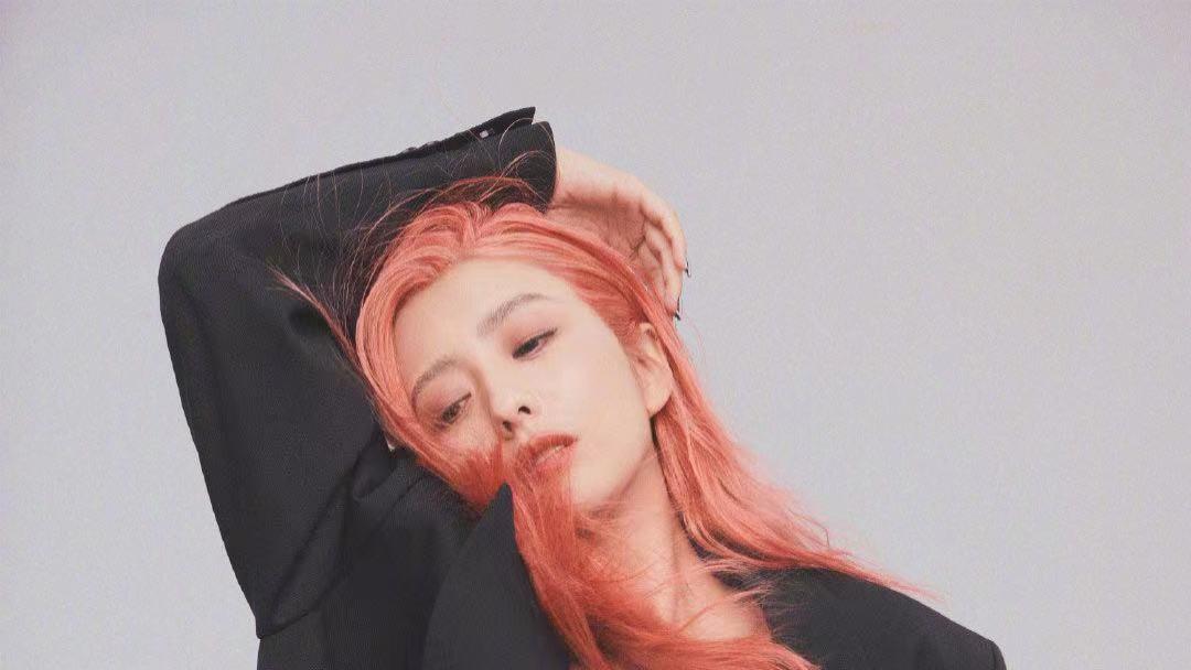 佟丽娅|佟丽娅韩系风，西装配抹胸，太让人惊艳