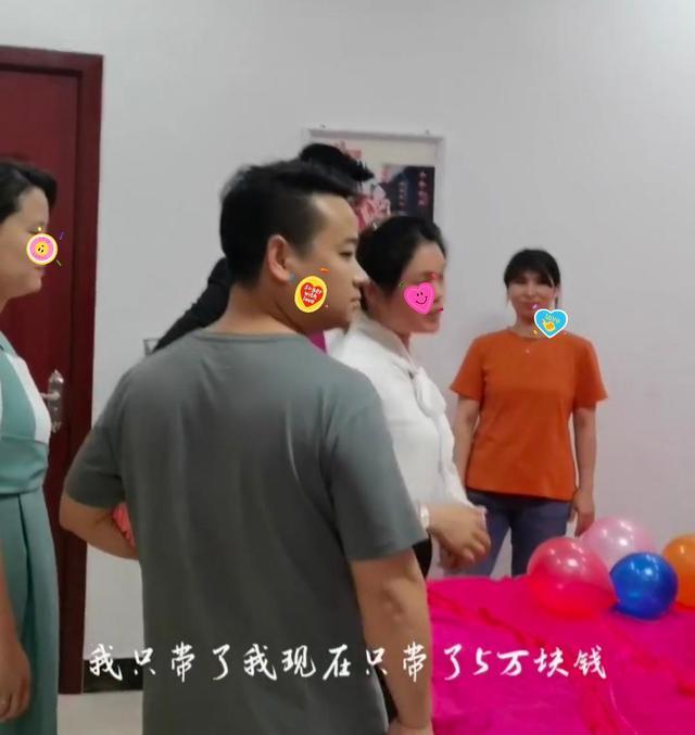 接亲时女方要求加到十万彩礼,不加不给接亲,中间人称:只带五万