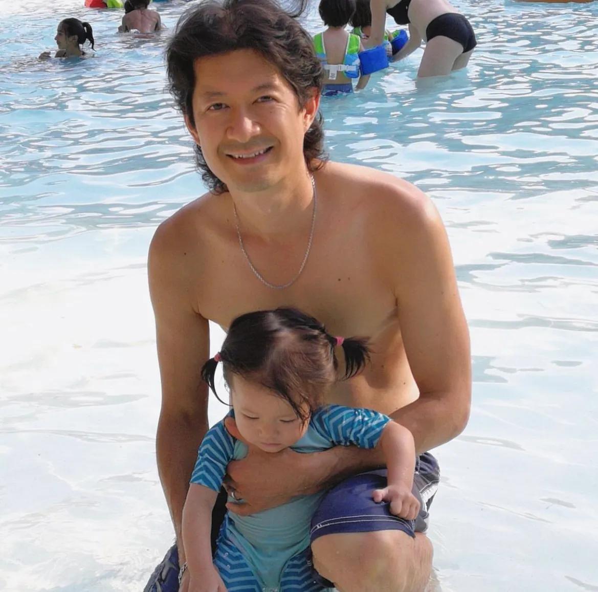 钟嘉欣|钟嘉欣晒母子仨温馨同框照,5岁女儿模样像妈妈,3岁儿子越来越帅