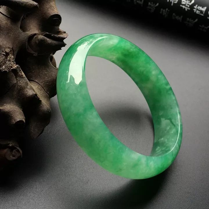 翡翠手镯|为何2万的翡翠手镯，有人说值5万，有人却说只值2千？