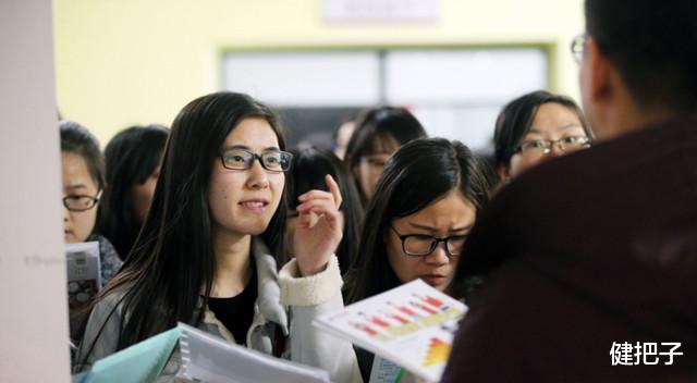 求职|“普信女”求职遇冷，晒个人简历却遭众人吐槽，评论满满质疑声！