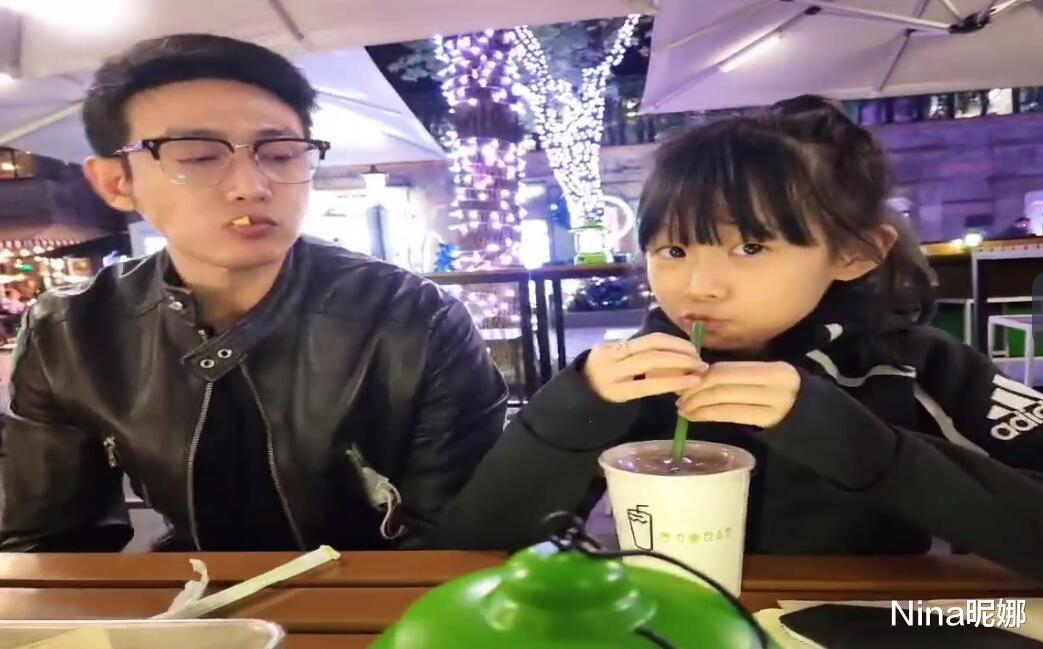 陆毅|陆毅首次独自带女儿吃路边摊,穿皮衣戴眼镜似小伙,父女共用一张脸