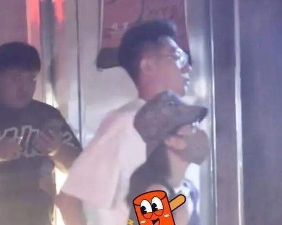 郑钧|王思聪帮买超打掩护，与邵晴约会全程陪同，张嘉倪爱得起放得下。