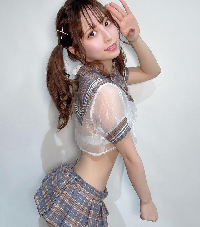 漫画家|美女漫画家公开水手服的装扮,粉丝疾呼:太夸张