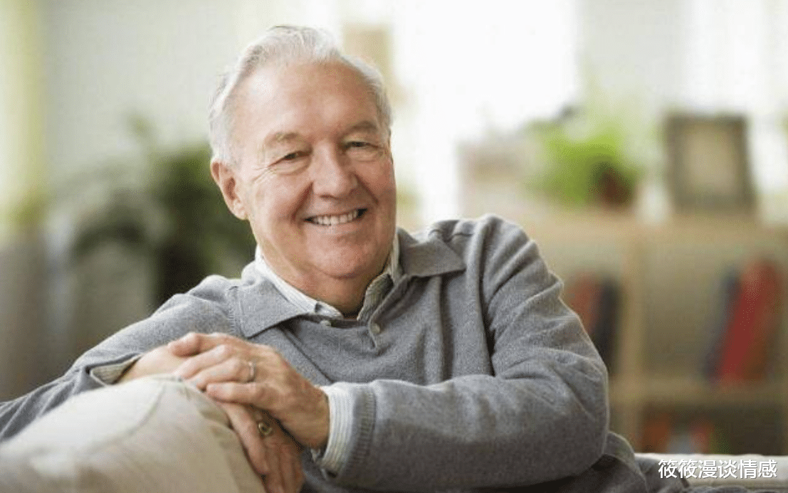 立秋|面对女牌友的投怀送抱,66岁大爷:我是老了,但不糊涂