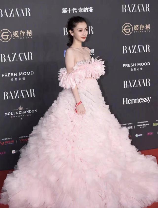 走光|防意外也是个技术活？细数8位女星的尴尬时刻，越离谱越走红！