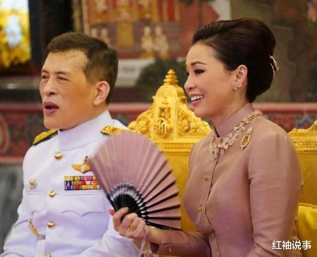 苏提达|苏提达折扇海报出彩，演绎复古中国风，华裔王后就是雍容华贵