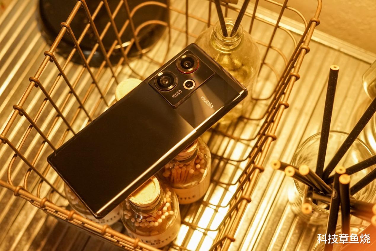 Nubia|复古与科技感交融,这台旗舰手机太个性!