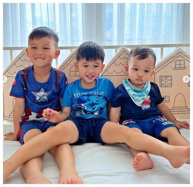 胡杏儿|胡杏儿三个儿子cos李小龙，奕霖暴风抽高比肩哥哥，兄弟仨长超像