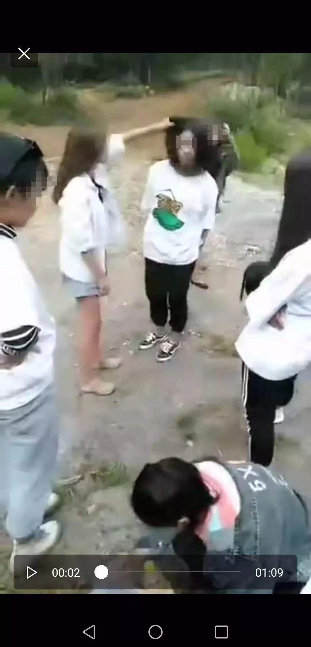 黑龙江齐齐哈尔,一名少女躺在地上,被7名同龄女孩群殴