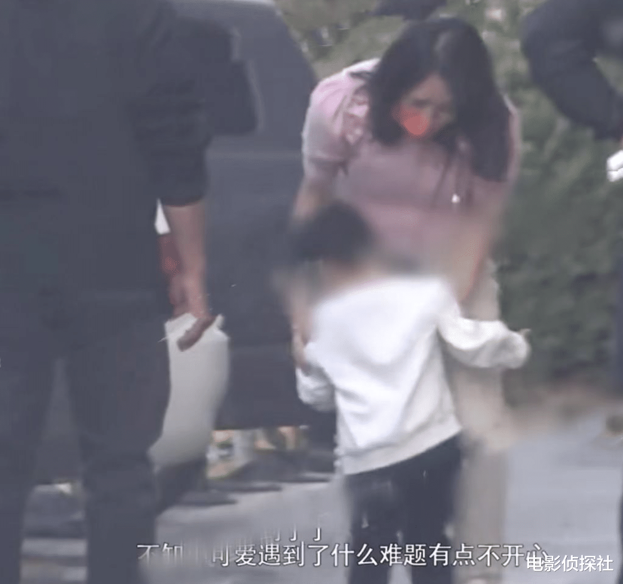 章子怡|章子怡和汪峰带娃出游，父子俩互动很有爱，章子怡拿手机拍个不停