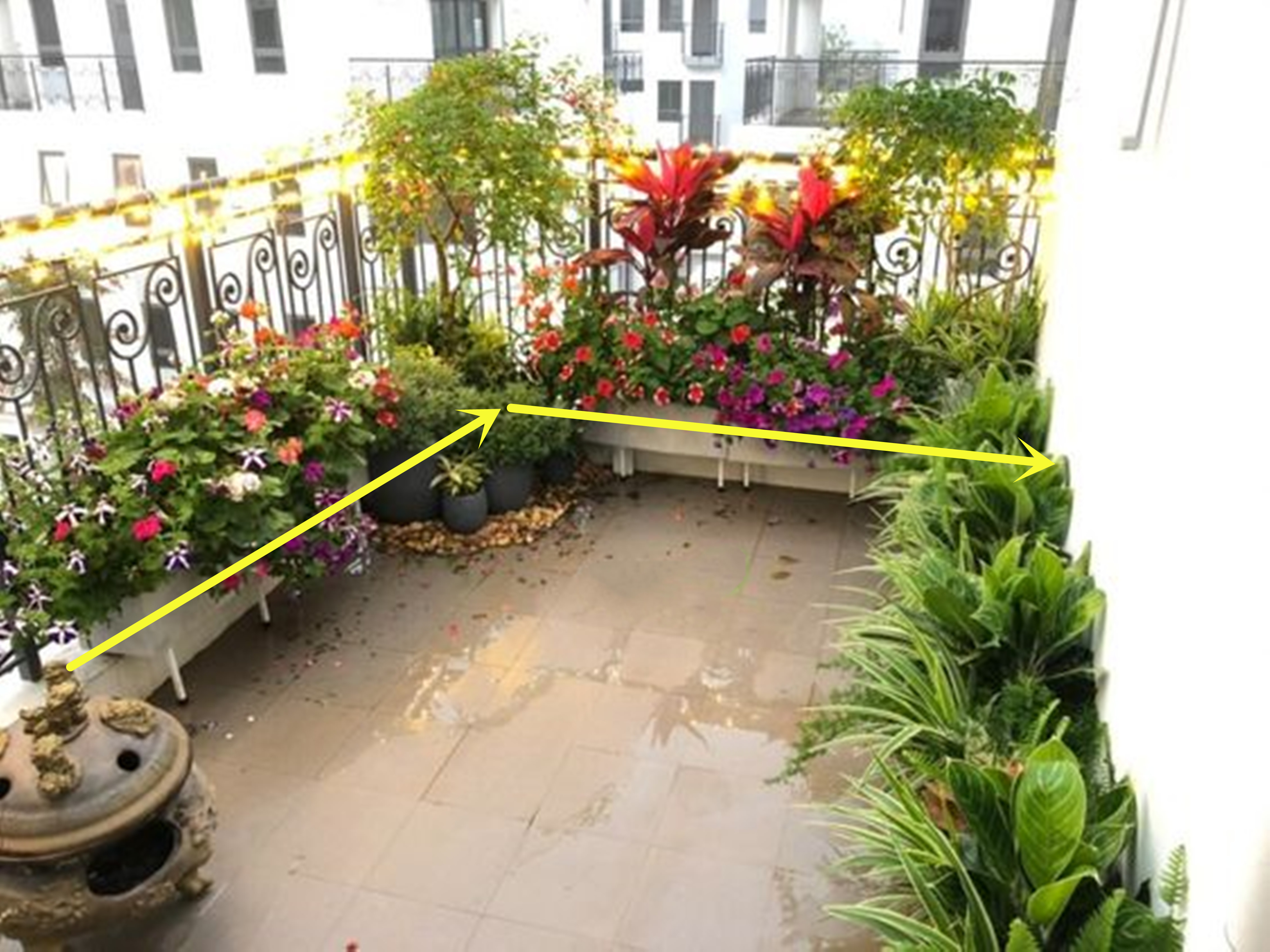 没有院子,那就用阳台代替,绕着护栏种一圈花圃,整栋楼独一无二