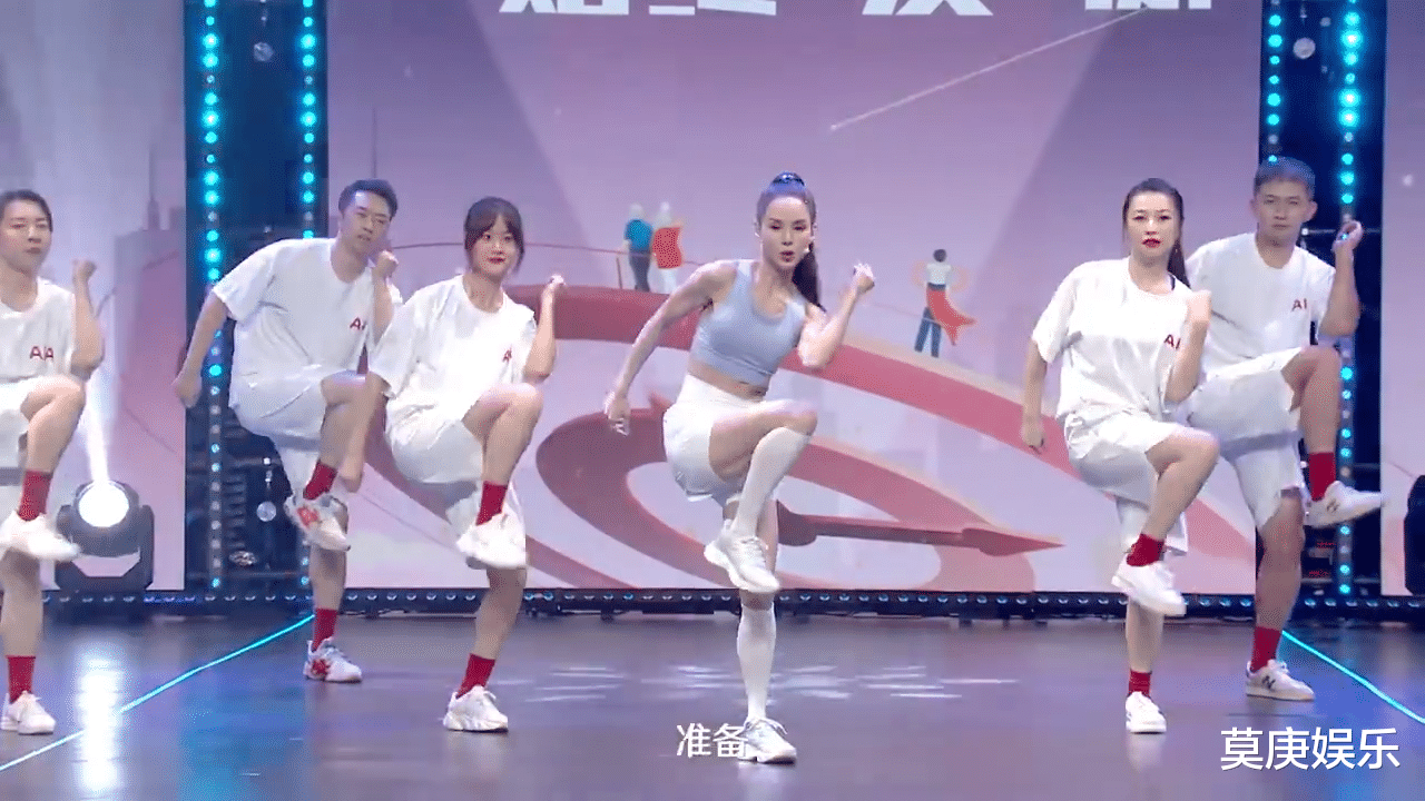 李若彤|56岁李若彤当健美操领队，身材傲人动作有力，累坏了边上的年轻人