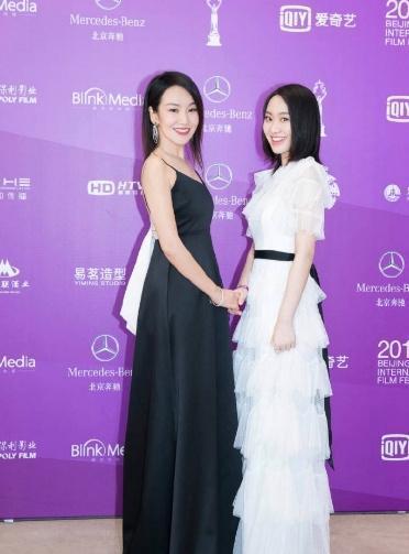 闫妮|闫妮携女儿登大刊！穿露脐装比女儿都要大胆，两人同框更像姐妹花