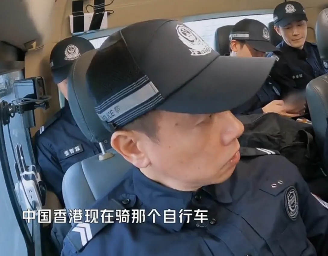 陈小春|?陈小春对成都交警说：“香港现在骑自行车就一定要戴头盔！”