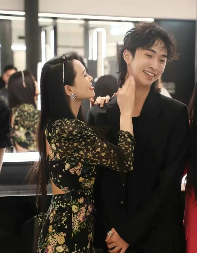 伊能静|54岁伊能静暂居海外玩乐，在凯旋门素颜拍照