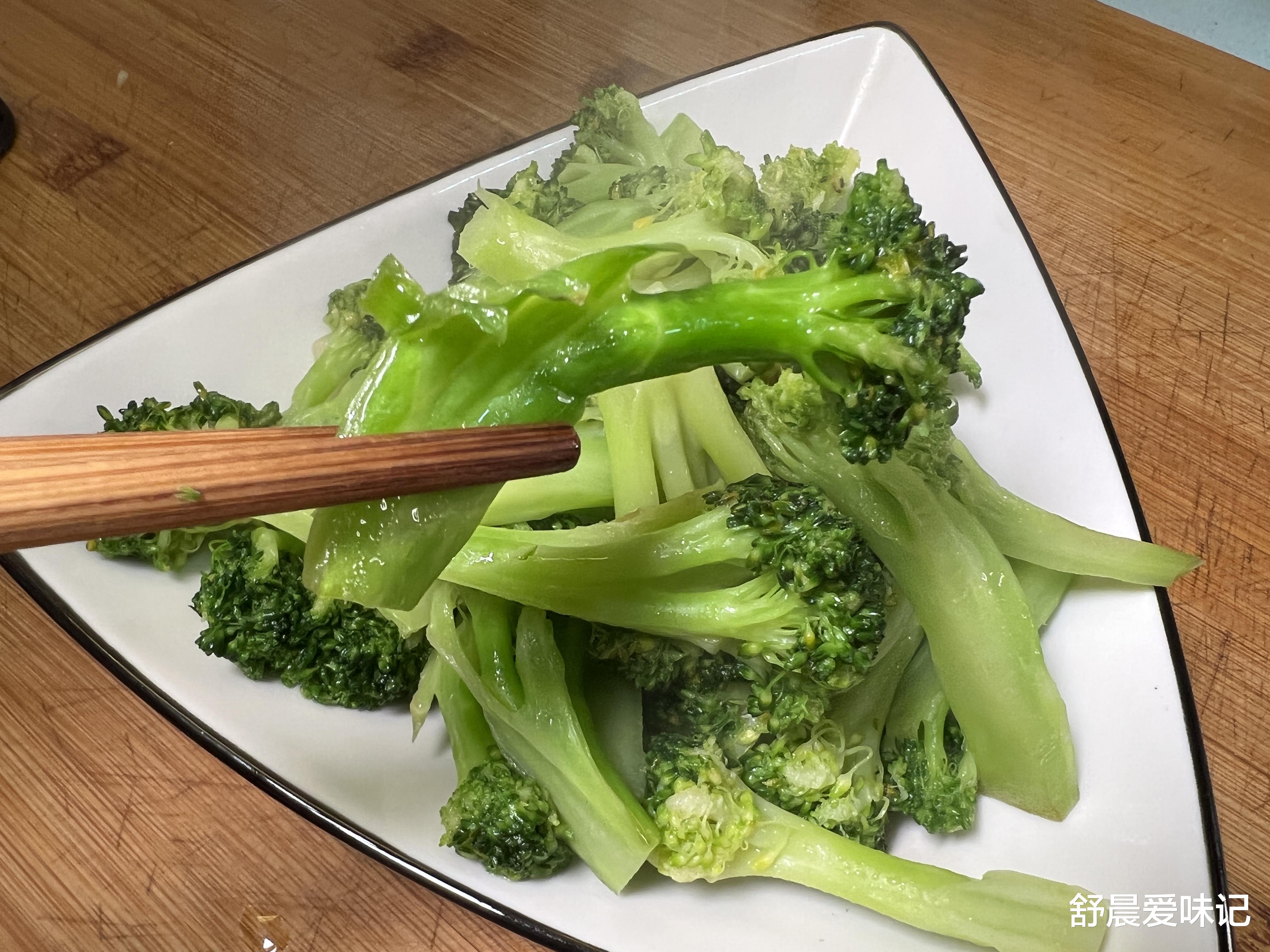 西兰花炒前加一步，菜品油亮，颜色鲜亮，清脆爽口，下酒佐餐均可