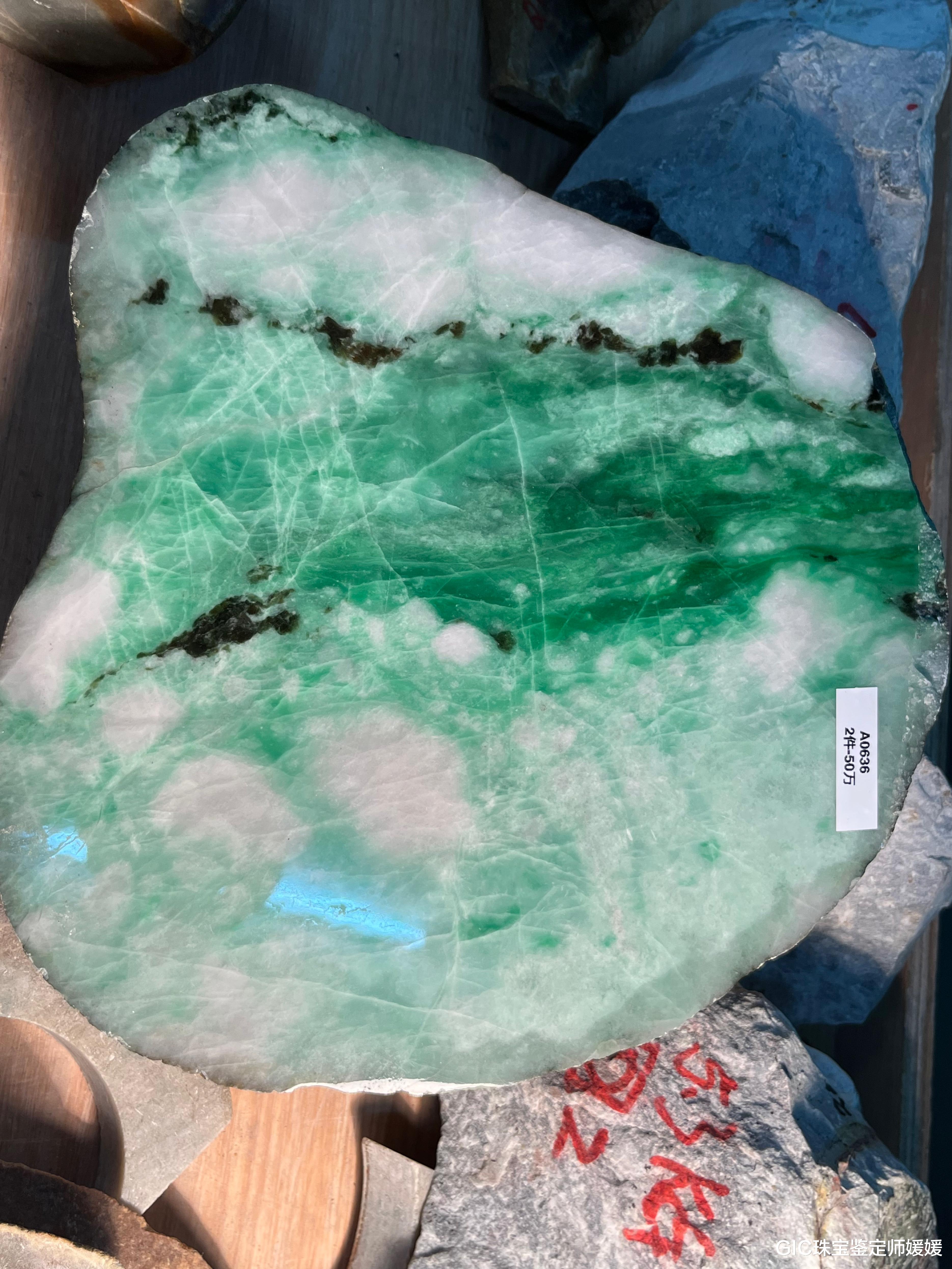 翡翠|这样的戒面可不是边角料，是翡翠的“眼”，小几颗价值比手镯还高