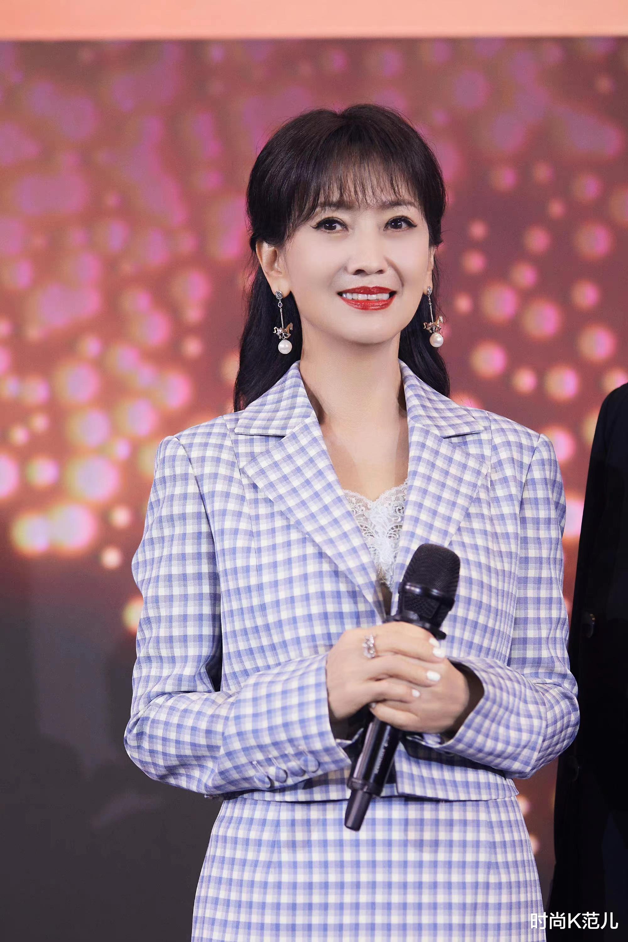 发型 赵雅芝新造型好美,穿格子套装裙精致,剪空气刘海发型减龄!