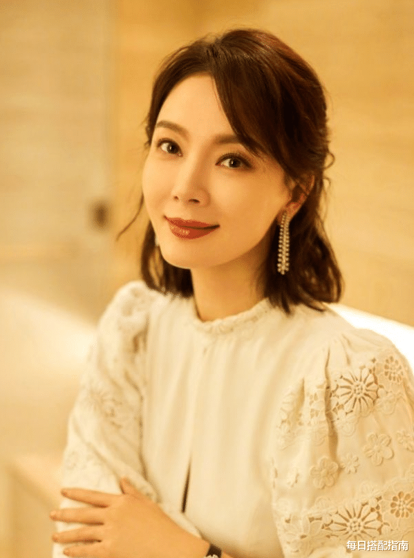 发型 有白头发的女人，别急着染黑发，试试这3种颜色、5款发型更减龄