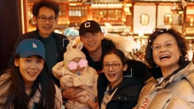 苗苗|郑恺陪岳父母过元宵节，和苗苗大秀恩爱，小姨子超有眼力见帮带娃