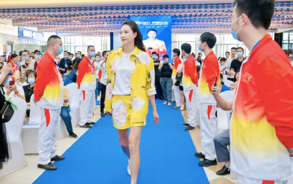 谢杏芳|林丹老婆现身商场受追捧！穿短裤秀一双纤细美腿，打扮富贵气场强