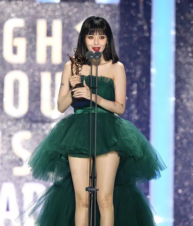 金泫雅 泫雅性感造型超辣！惹火短裙+黑色短发如埃及艳后，加码拥吻男友