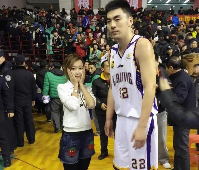 辽宁男篮|真够豪横！辽篮300万包机护送冠军鼎，3人离队单飞，杨鸣一醉方休