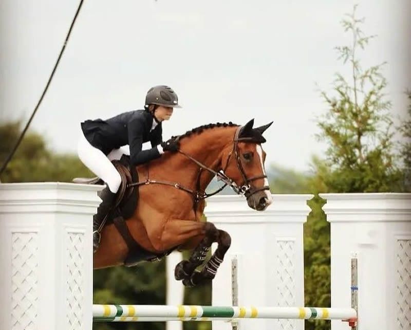 姐姐|乔布斯23岁小女儿闪耀红毯：表情僵硬冷漠，从小受宠，比姐姐幸运