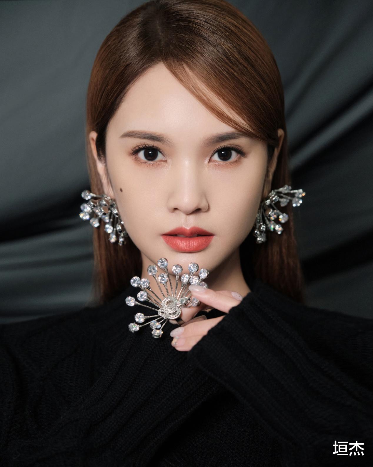 杨丞琳|杨丞琳真挺“敢”穿的，穿的裙子还要挖“空”，真时髦