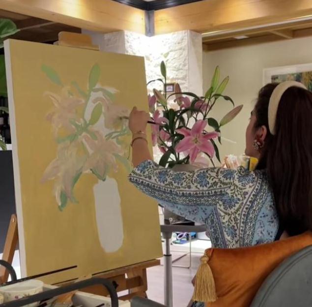 杨采钰|杨采钰晒出了自己的素颜,用左手画了一幅画,很是娴熟。