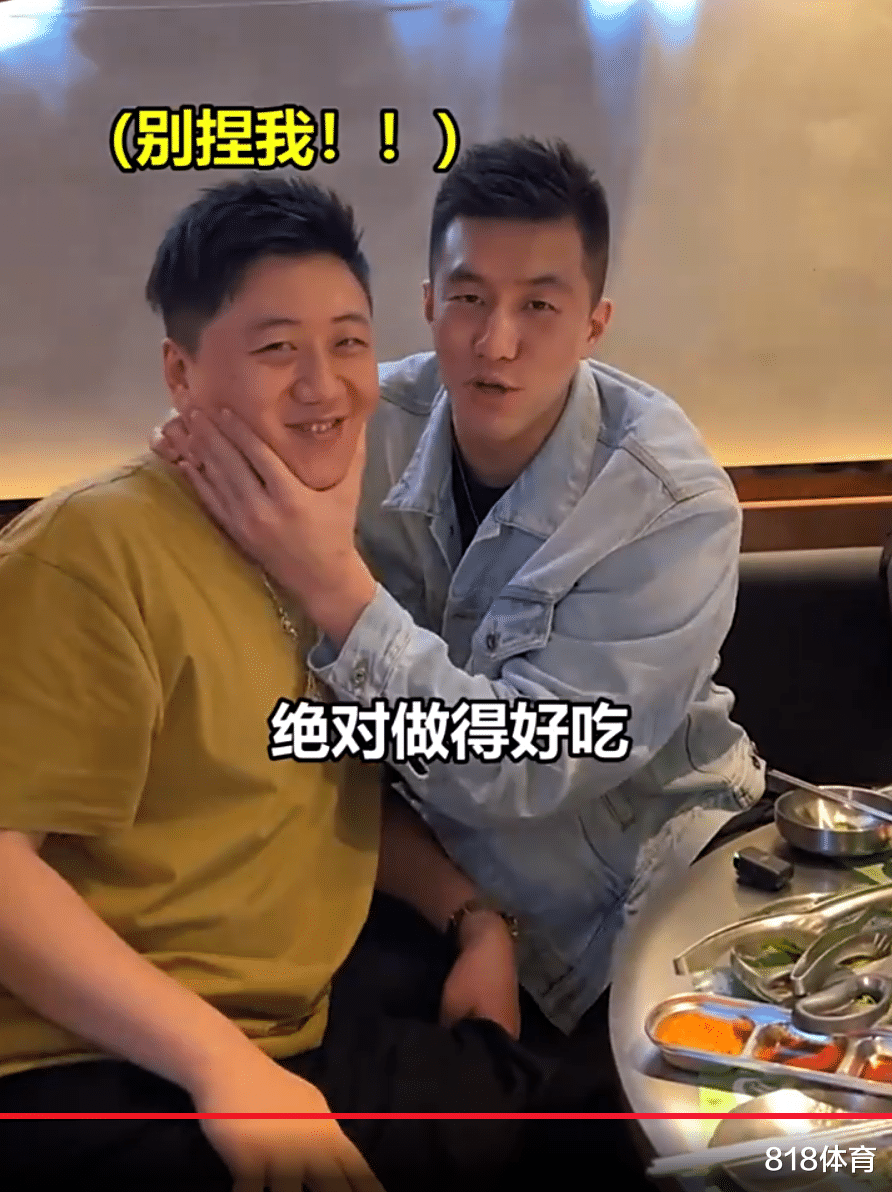 郭艾伦|不爱炒莓了! 郭艾伦成都烤肉店请网红吃饭, 赞不绝口: 贼香! 我爱吃烤肉