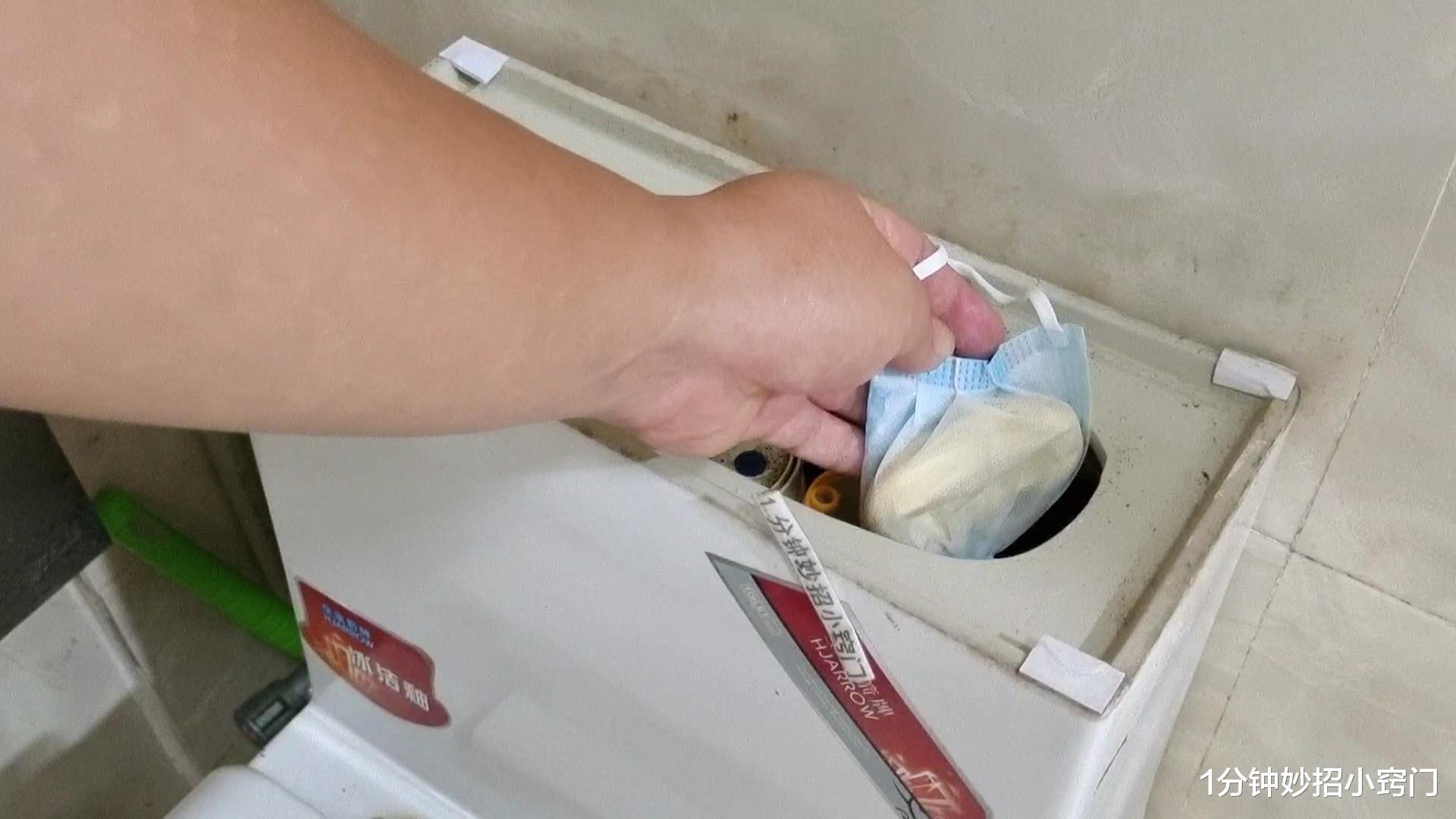 往马桶里放一个口罩,没想到这么厉害,太方便了,赶快回家学学