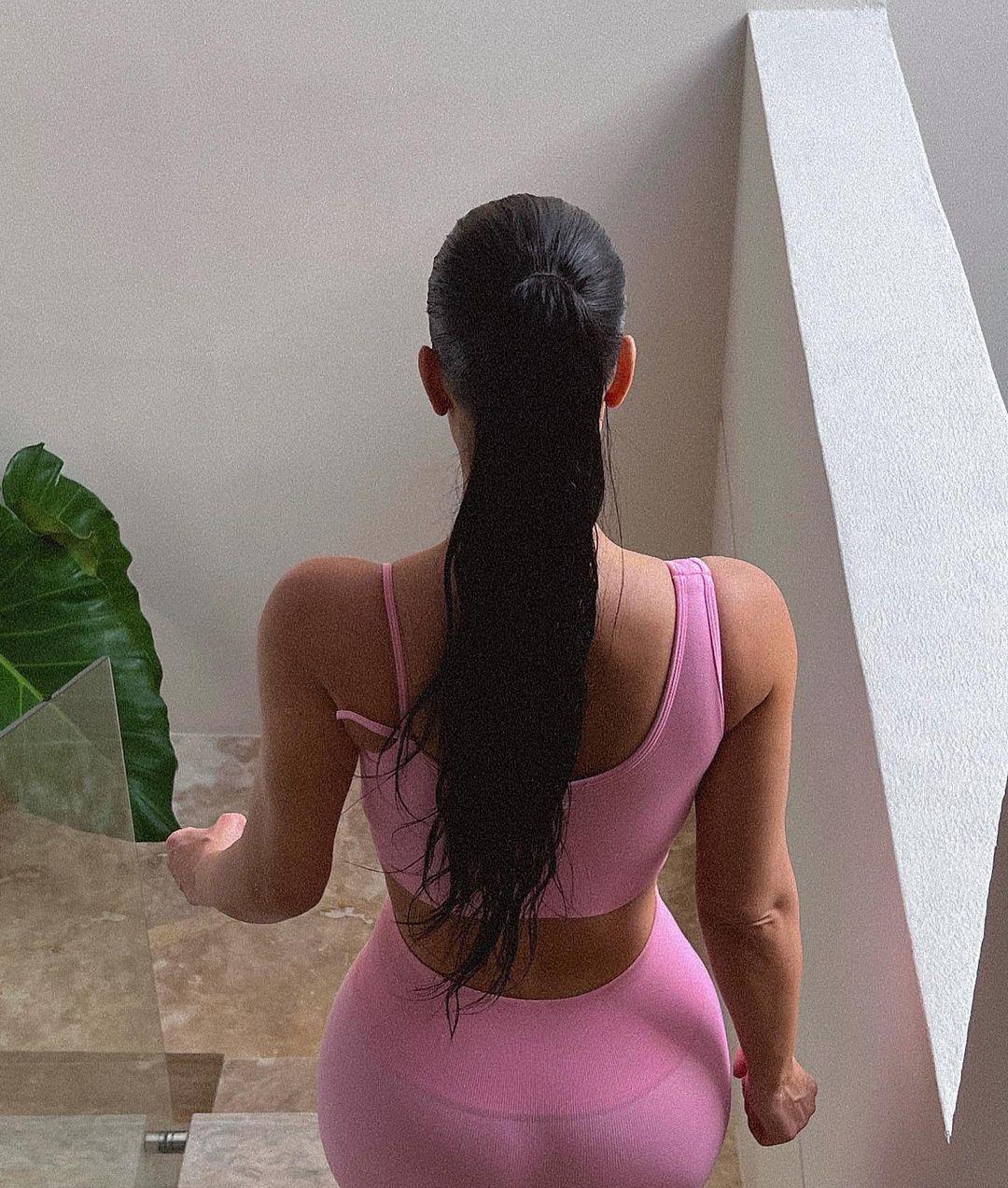 金·卡戴珊|41岁金卡戴珊穿粉色运动装，身上没有一丝赘肉，扎起马尾挺年轻