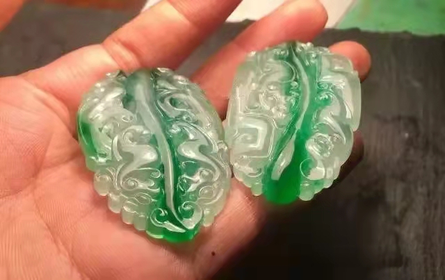 翡翠|老玩家都不敢玩的黑色乌沙原石，他却花高价一玩，切开后居然会这样！