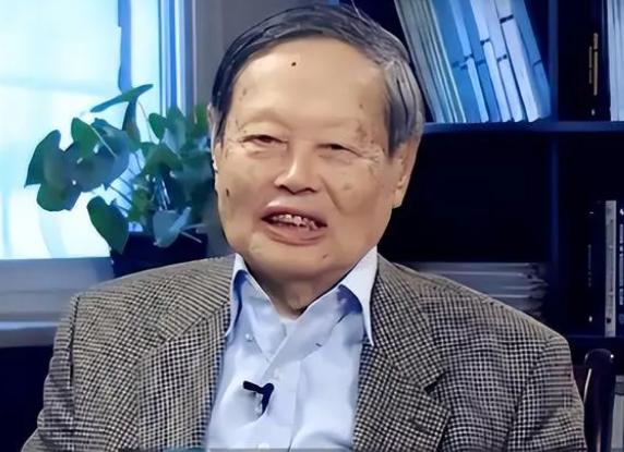 杨振宁|100岁杨振宁与翁帆母亲合影，独坐C位气场足，对岳母称呼引争议