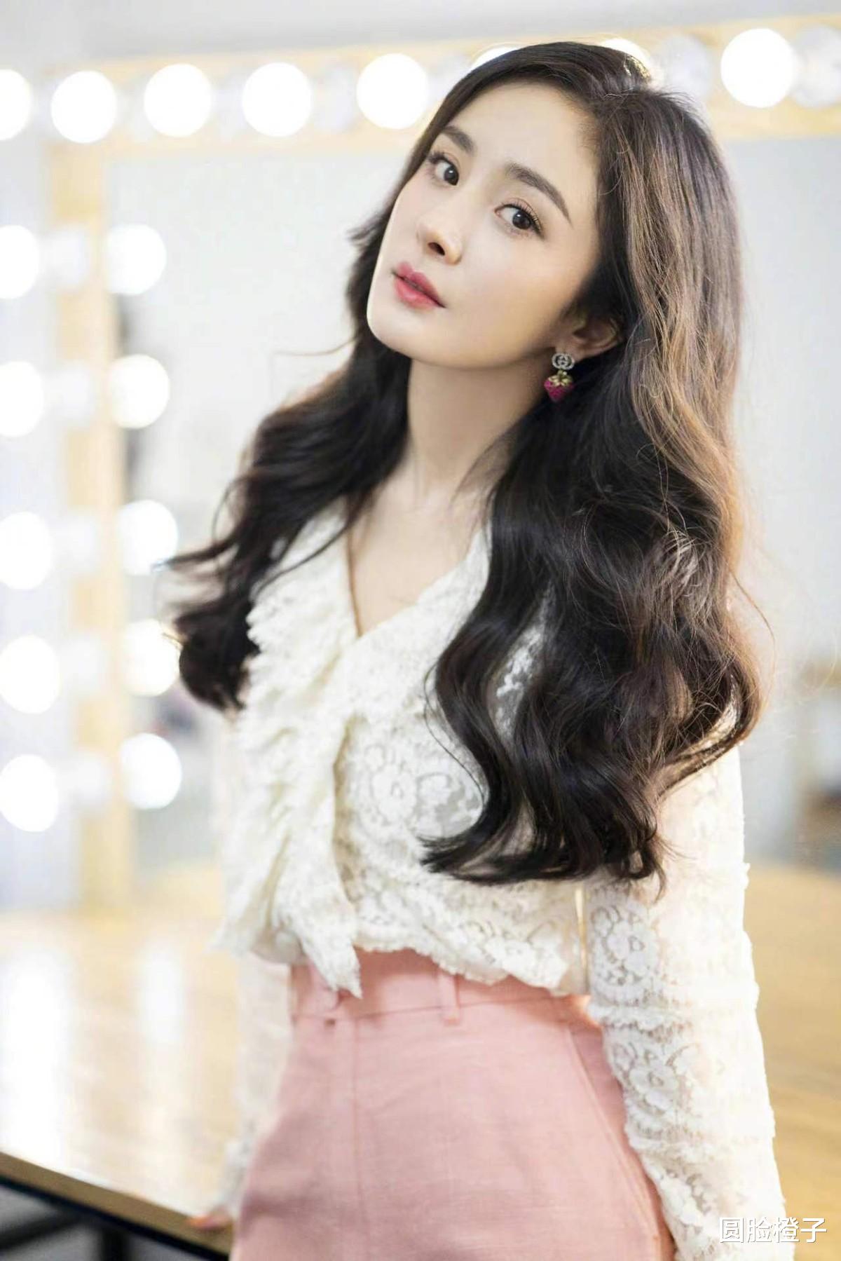 杨幂|杨幂难得穿裤装,白色花边小衫配粉色直筒裤甜美浪漫,气质好迷人