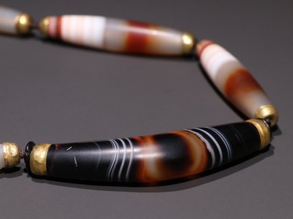 |旧藏 缠丝玛瑙项链。