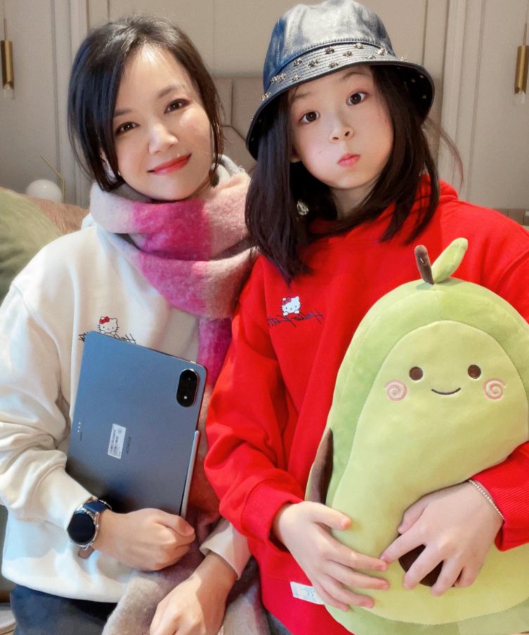 曹曦文|曹曦文豪华衣帽间曝光,一双鞋子穿十几年!旧衣服留给女儿长大穿