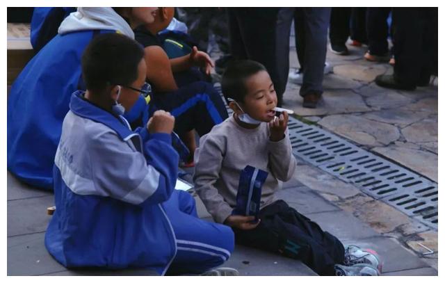 磨西古镇|地震前两个小时,她拍下了震中最美的雪山